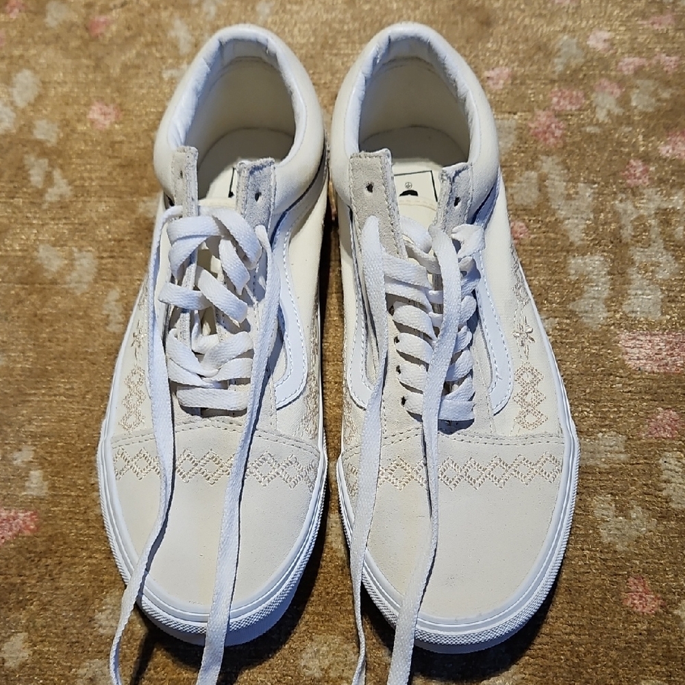 VANS Off The Wall --- Unique--- Embroidered Design And Suede Front.  Women 9.5